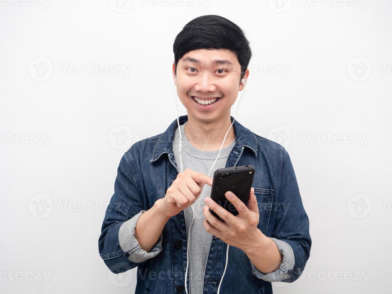 gutaussehender Mann, der mit dem weißen Hintergrund des Handyporträts lächelt foto