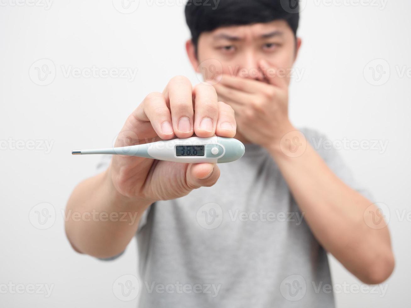 Mann Krankheit hält Thermometer weißen Hintergrund foto