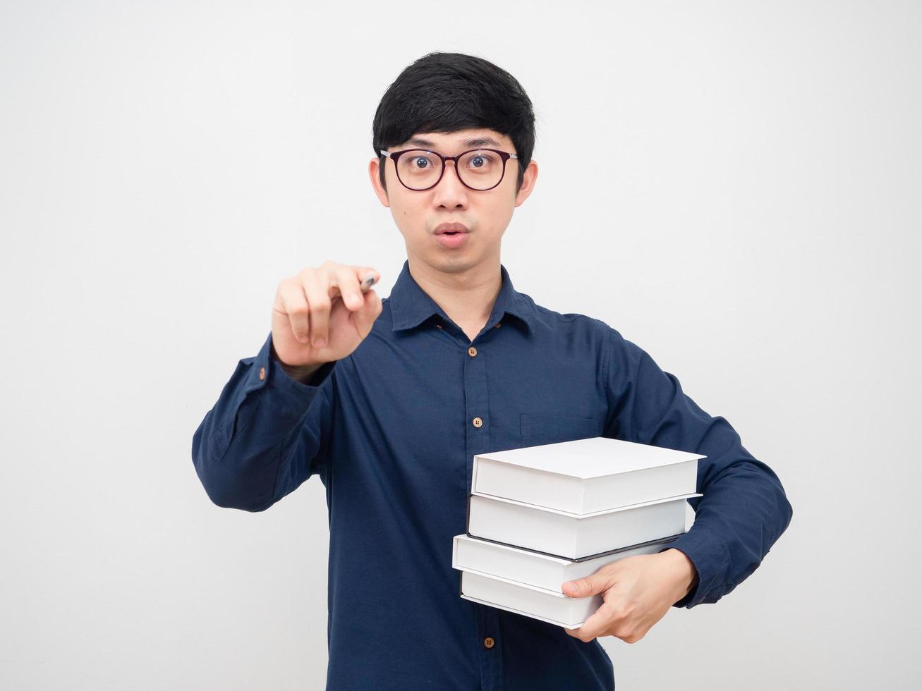 asiatischer mann mit brille, der buchpunkt auf sie auf weißem hintergrund hält foto