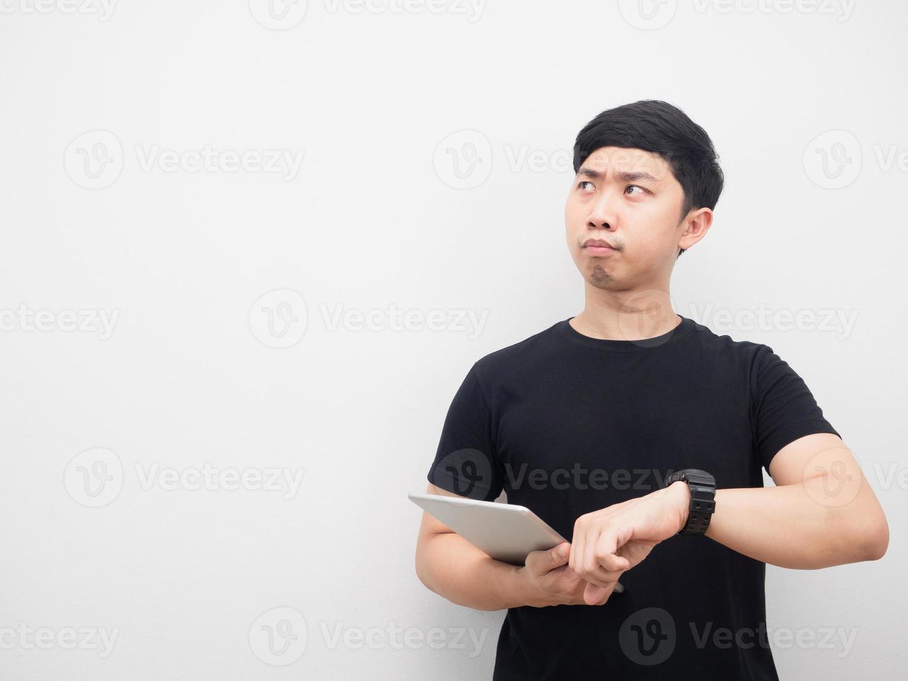 Mann schwarzes Hemd mit Tablet-Sorge-Emotion beim Betrachten des Kopierraums foto
