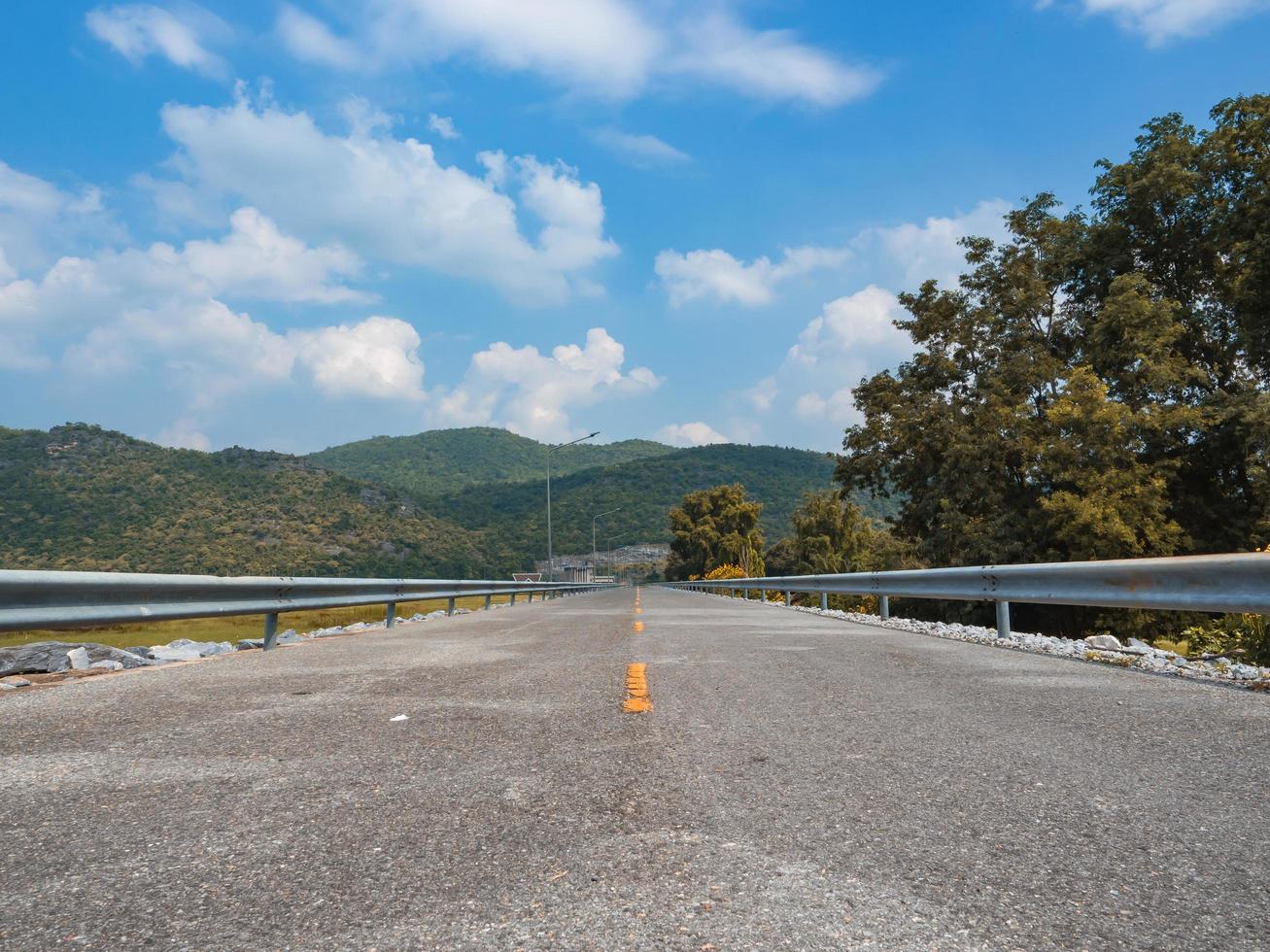 straße auf dem berg in der natur und schöner blauer himmel und weiße bewölkte landschaft, reise in den sommerferien foto