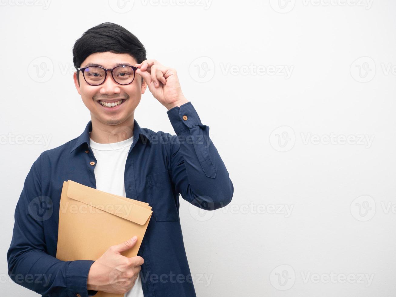 Mann mit Brille hält Dokumentenumschlag glückliches Lächeln weißer Hintergrund foto