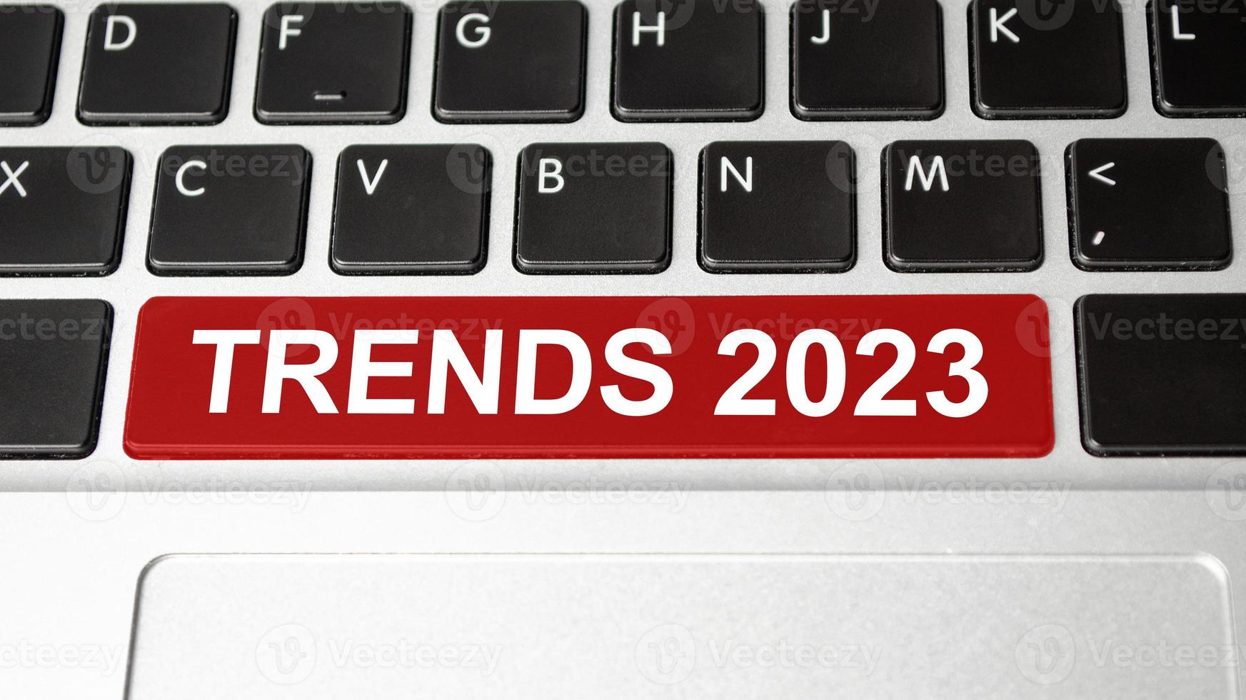 computertastatur mit typografischen trends 2023-taste foto