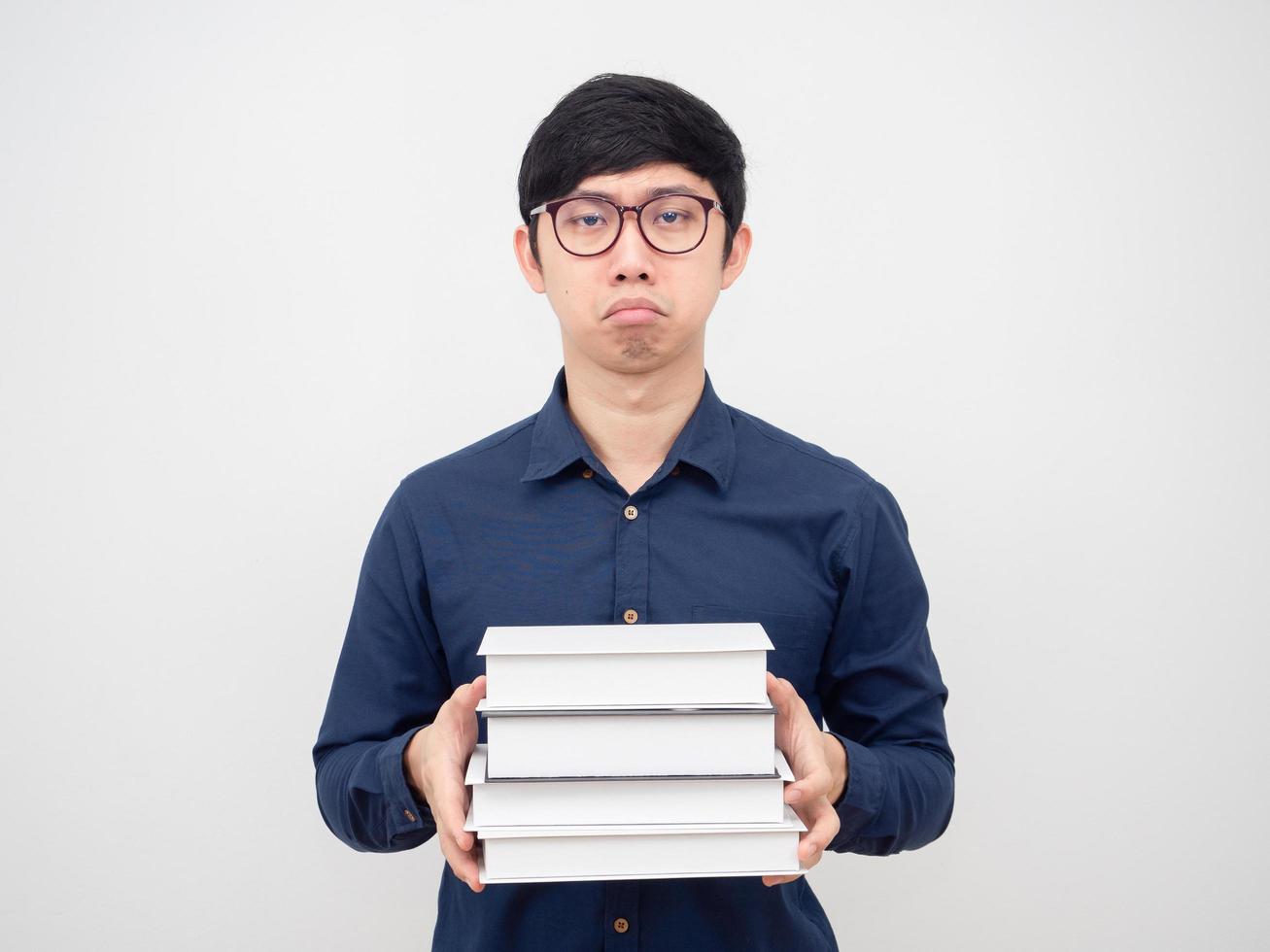 asiatischer mann mit brille, der buch hält, langweilt sich am weißen hintergrund des gesichtsporträts foto