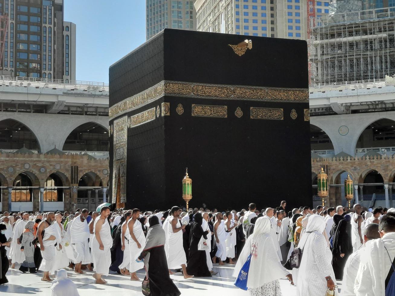 mekka, saudi-arabien, dezember 2022 - pilger aus aller welt führen tawaf in masjid al haram in mekka durch. foto