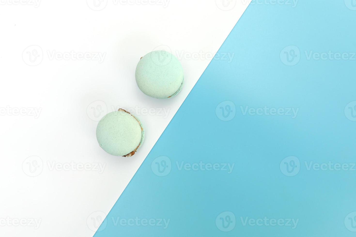 Leckere blaue französische Macarons oder Makronen auf weißem und blauem Hintergrund. Platz für Texte. Farbgeometrie foto