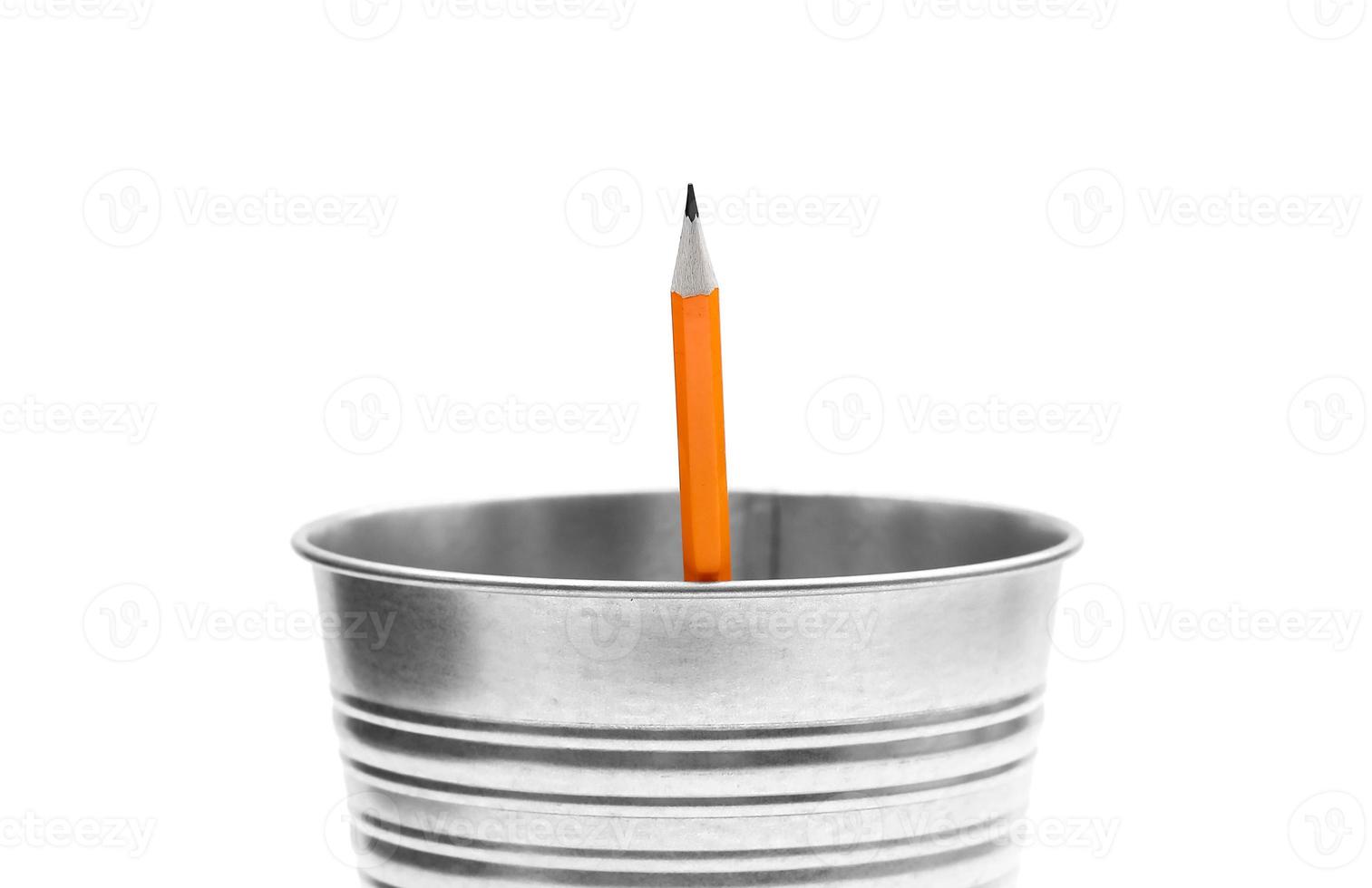 Bleistifte auf weißem Hintergrund in einem Eimer foto