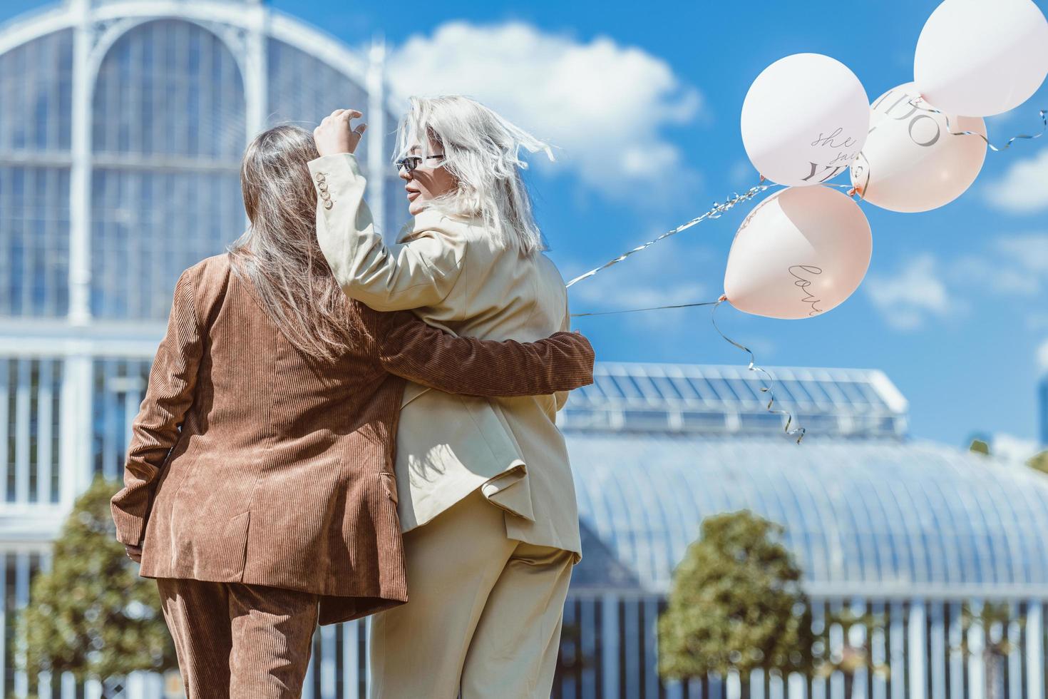 göteborg, schweden 07 03 2021 schwule frau lächelt und hat spaß im park. gleichgeschlechtliche junge verheiratete weibliche paare in ihrer täglichen routine zeigen etwas zuneigung lgbt foto