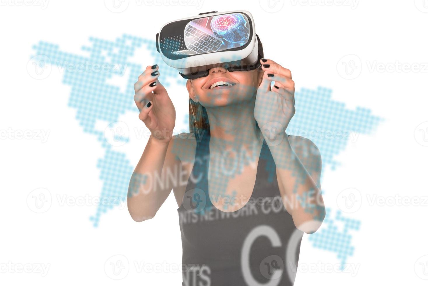 hübsche süße aufgeregte frau im vr-headset, die nach oben schaut und versucht, objekte in der virtuellen realität zu berühren foto