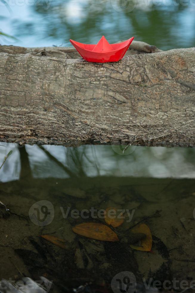 rotes Papierboot oder Origami mit Natur foto