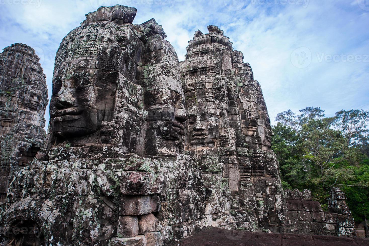 prasat bayon mit lächelnden steingesichtern ist der zentrale tempel des angkor thom-komplexes, siem reap, kambodscha. alte khmer-architektur und berühmtes kambodschanisches wahrzeichen, welterbe. foto