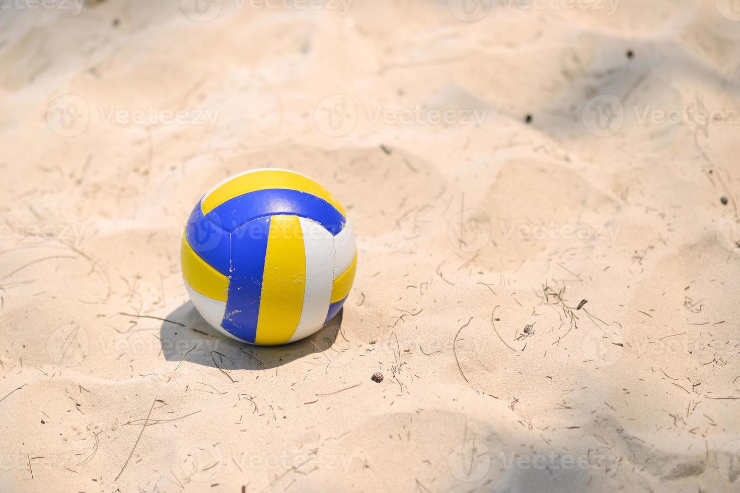 Volleyball auf dem Sand foto