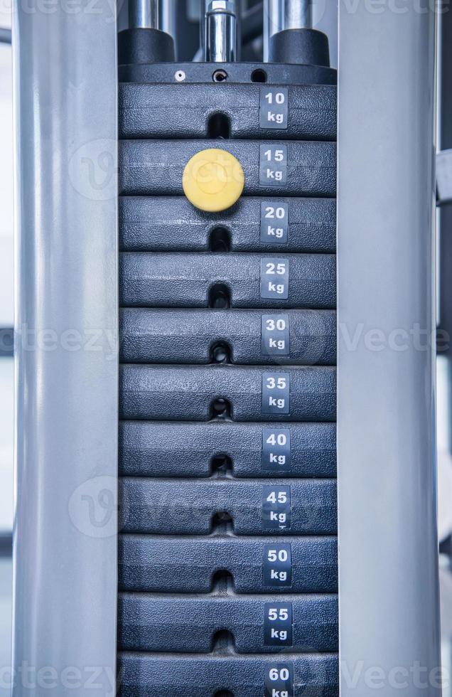 Kraftmaschine im Fitnessstudio. Gewicht auf der Hebemaschine foto