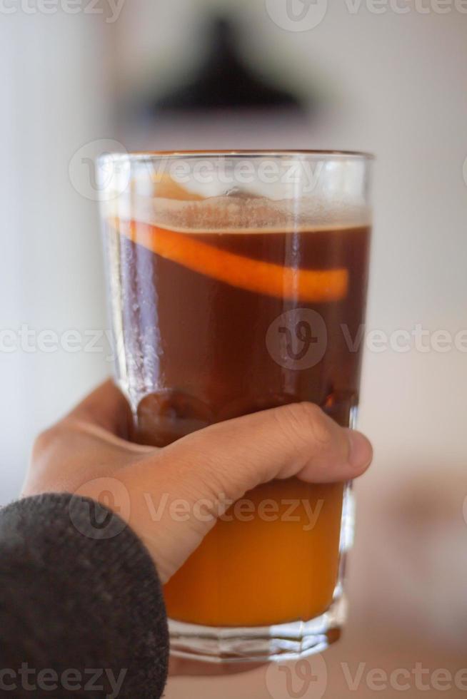 Glas Americano gemischt mit Orangensaft foto