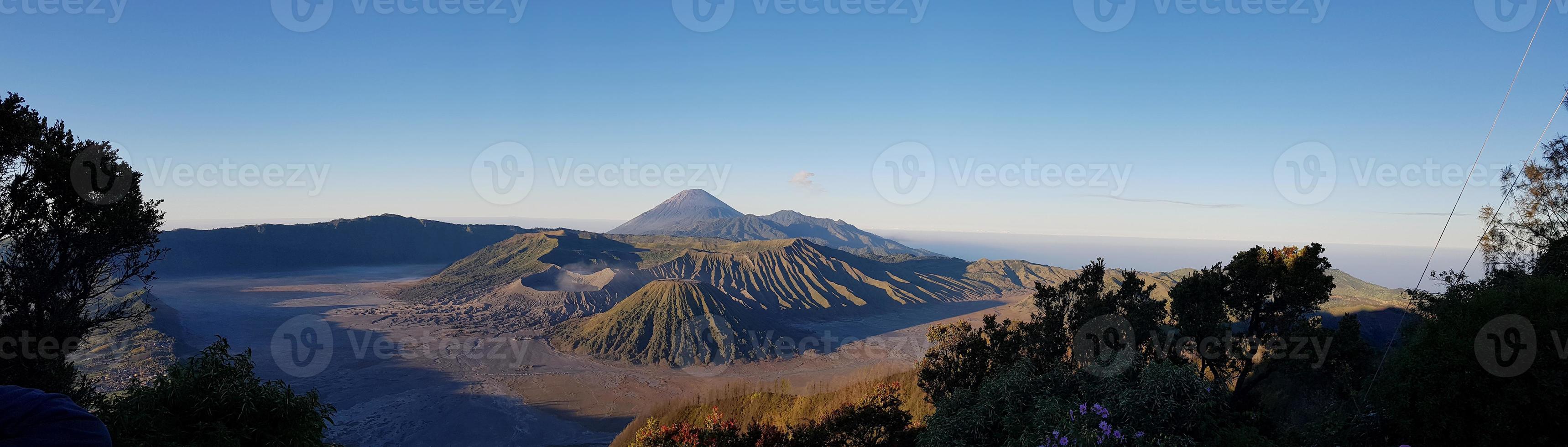Panoramablick auf die Landschaft des Mount Bromo und seine Umgebung foto