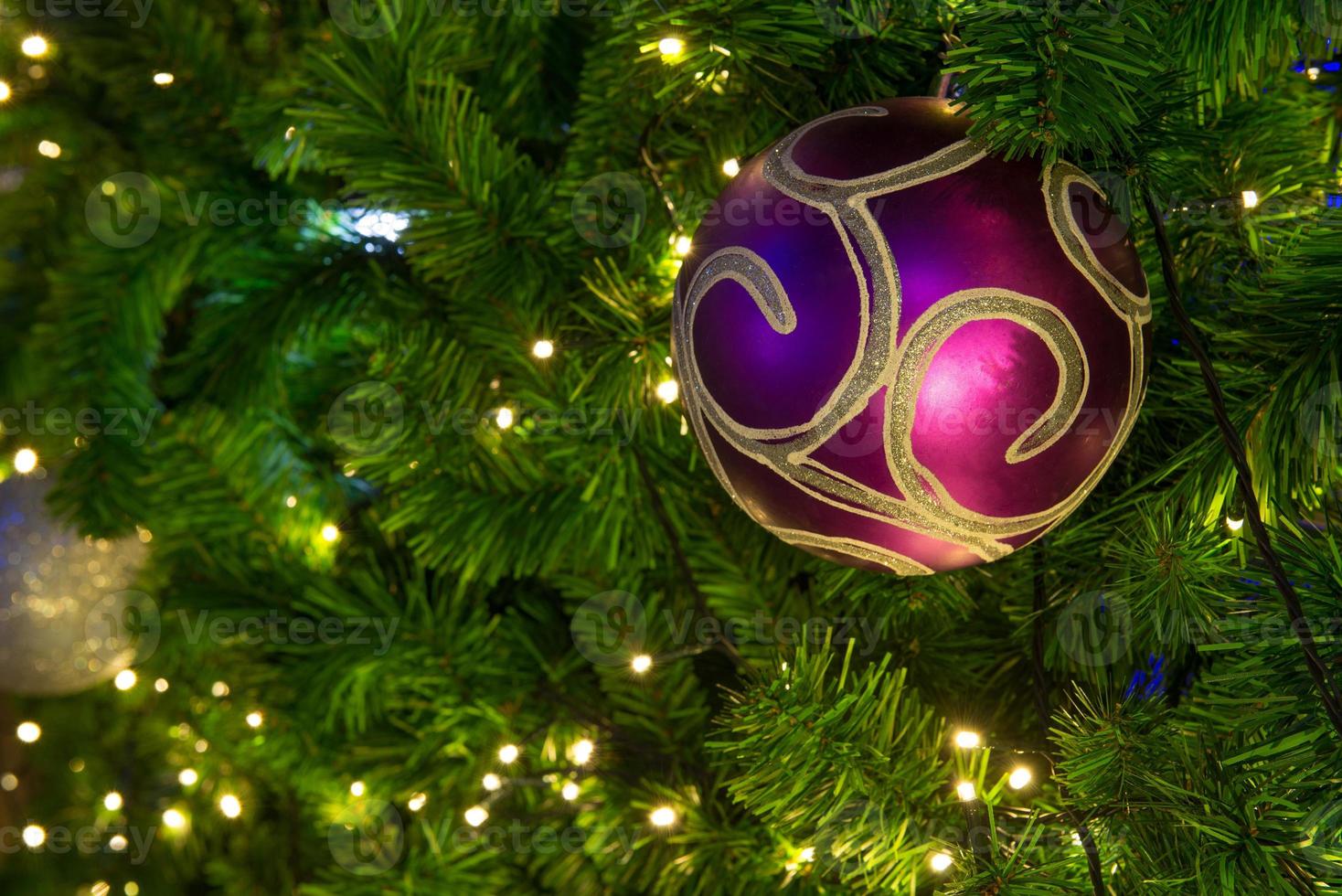 Weihnachtsbaum und Dekorationen und Lichter foto