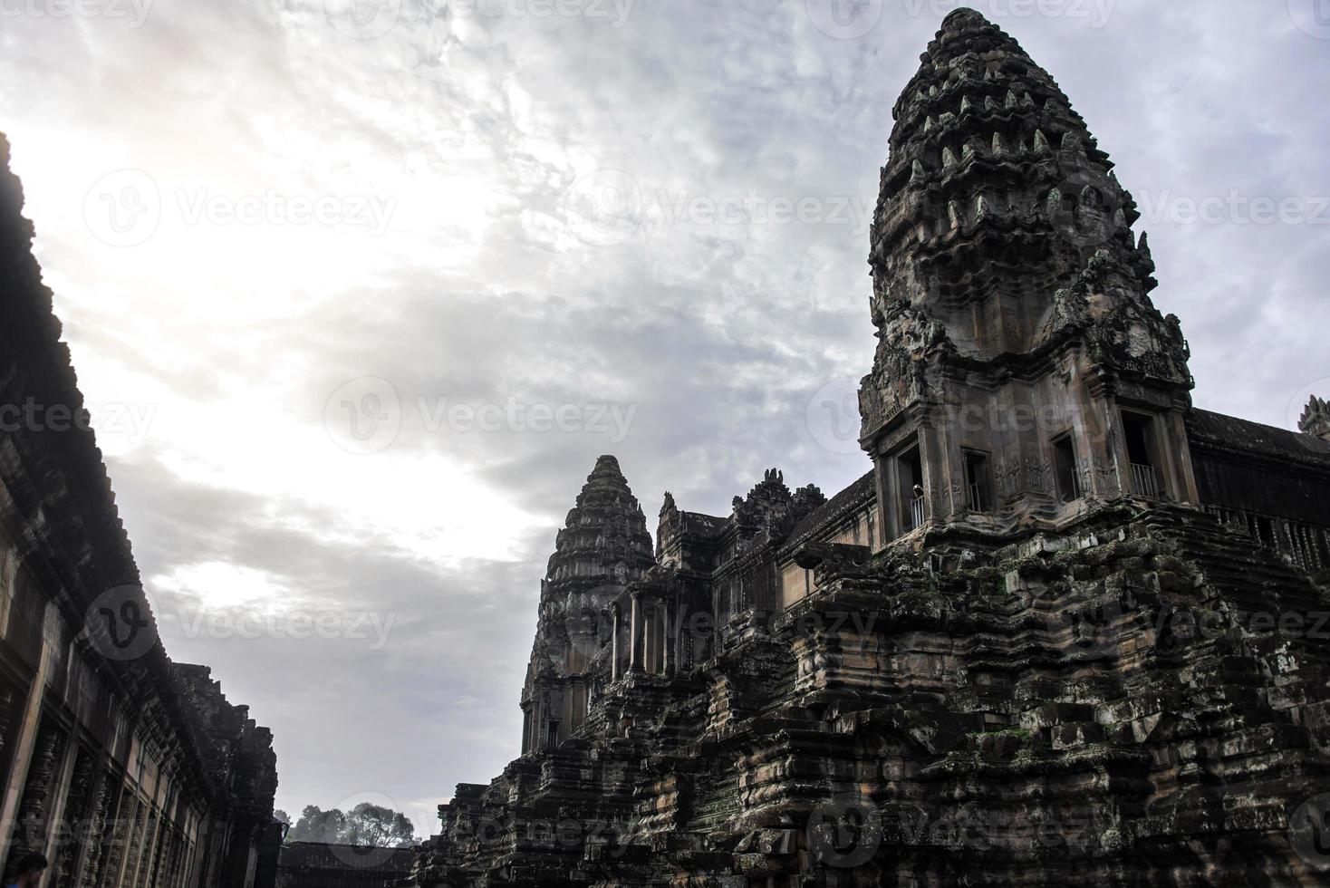 angkor wat ist eine tempelanlage in kambodscha und das größte religiöse denkmal der welt foto