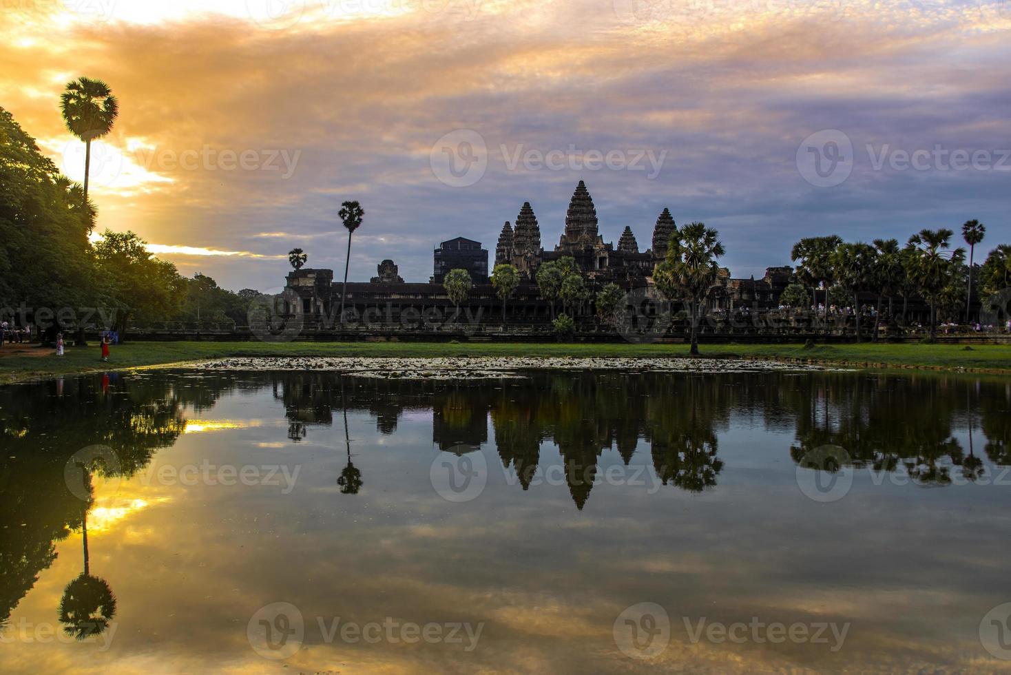 angkor wat ist eine tempelanlage in kambodscha und das größte religiöse denkmal der welt foto