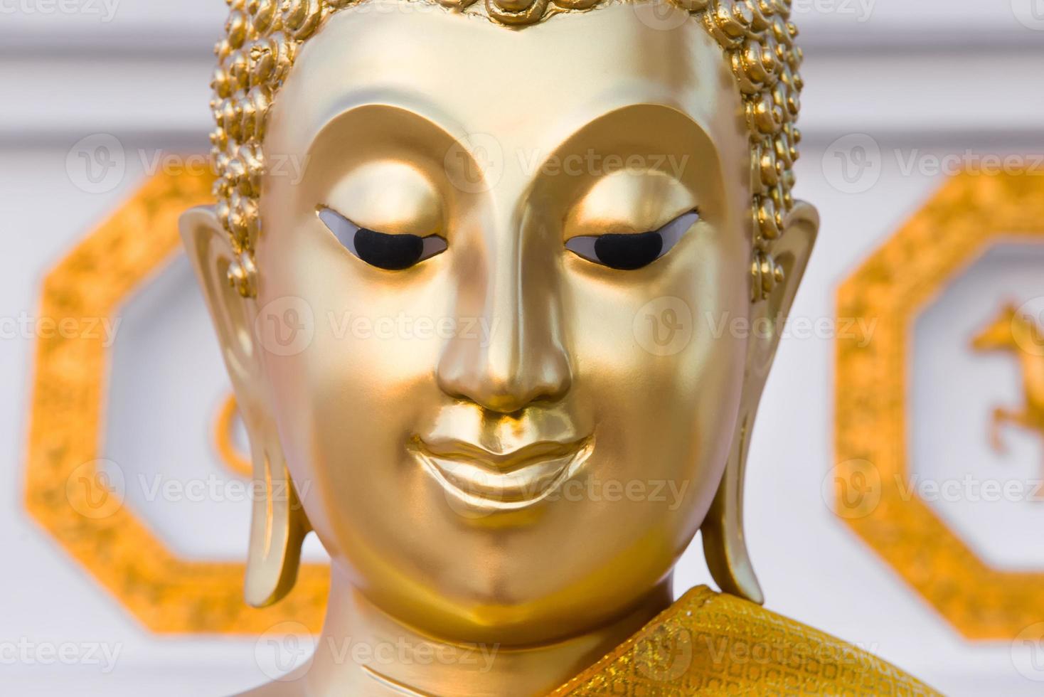 das schöne gesicht des goldenen buddha-bildes foto