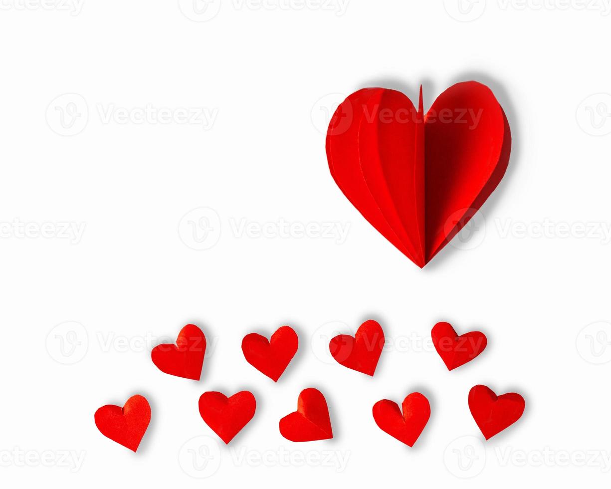 rote Papierherzen auf weißem Hintergrund. valentinstag urlaub. Symbol der Liebe. foto