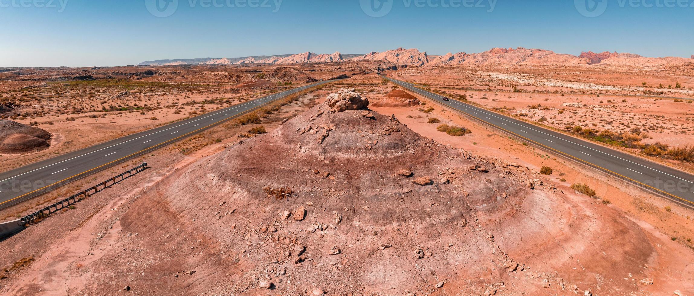 Panoramabild einer einsamen, scheinbar endlosen Straße in der Wüste im Süden Arizonas. foto