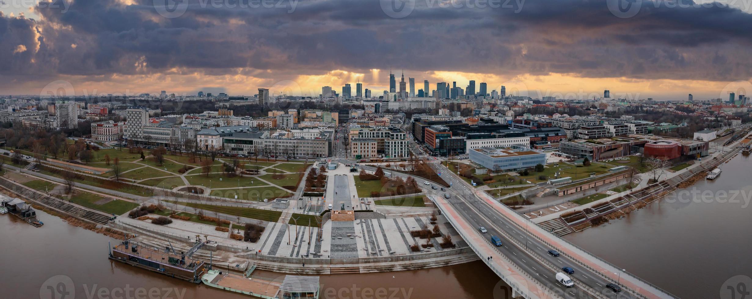 Panoramablick aus der Luft auf die modernen Wolkenkratzer und das Geschäftszentrum in Warschau. foto