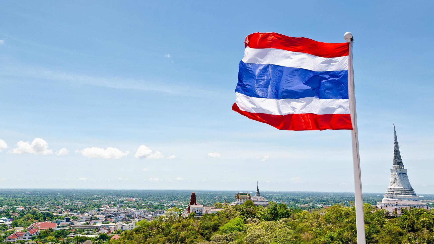 thailändische Flagge weht im Wind foto