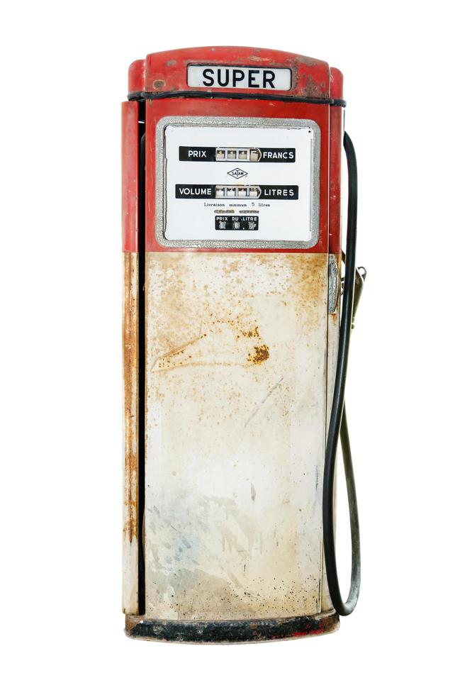 alte Kraftstoffpumpe auf weißem Hintergrund foto