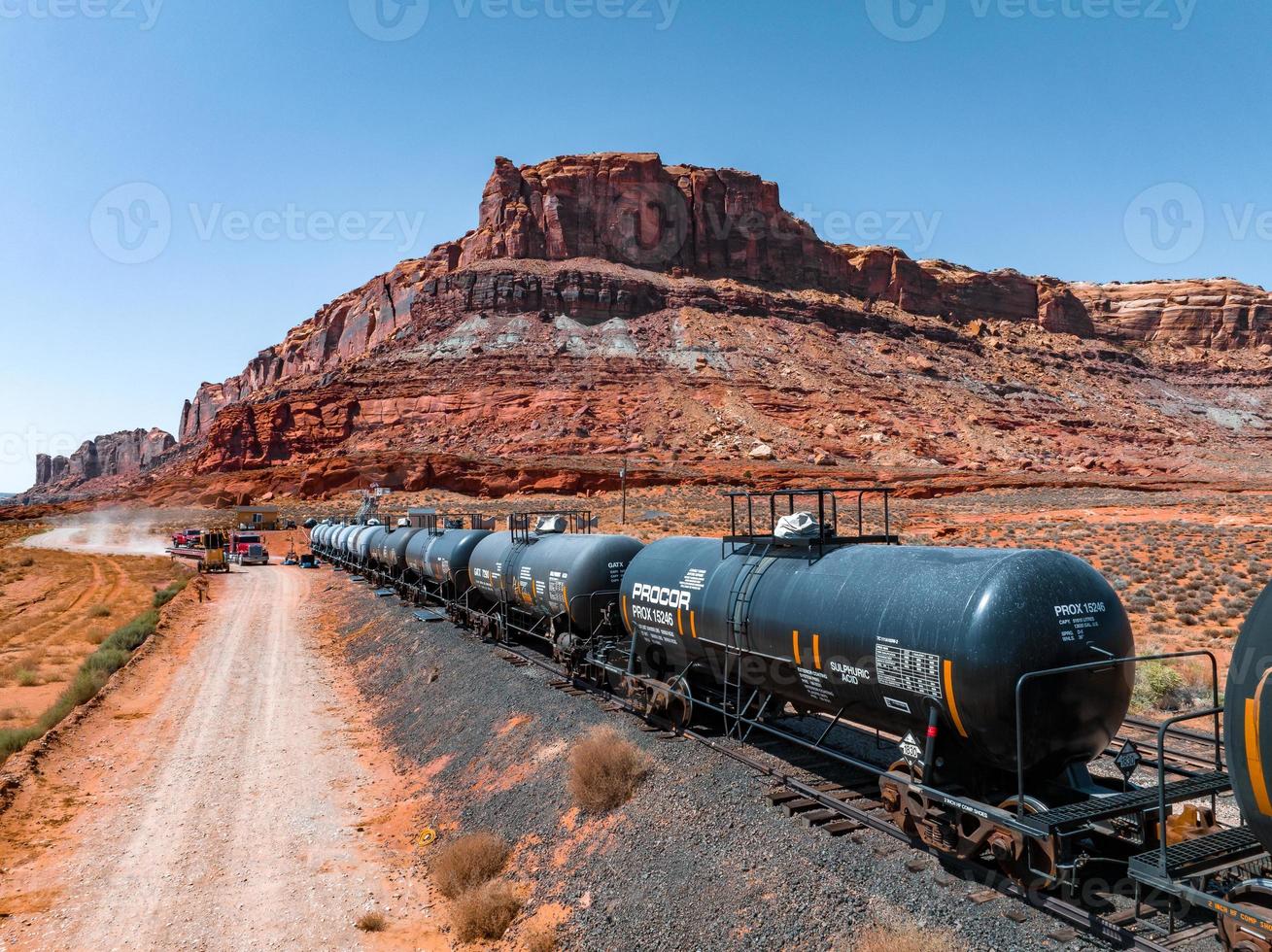 Luftaufnahme der Cargo-Lokomotive-Eisenbahnmaschine, die die Wüste von Arizona durchquert foto