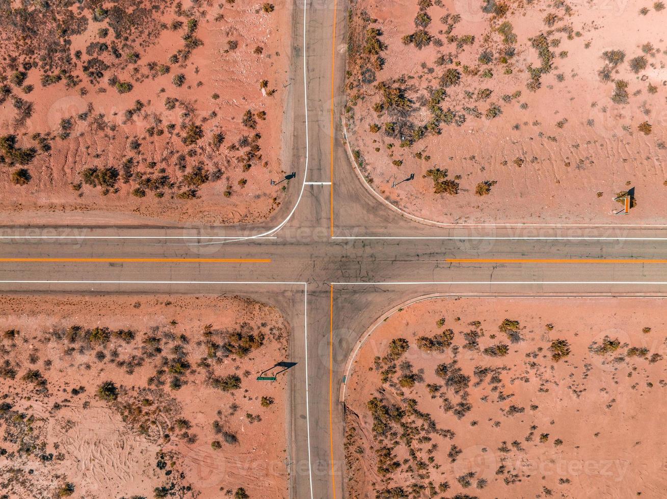 Panoramabild einer einsamen, scheinbar endlosen Straße in der Wüste im Süden Arizonas. foto