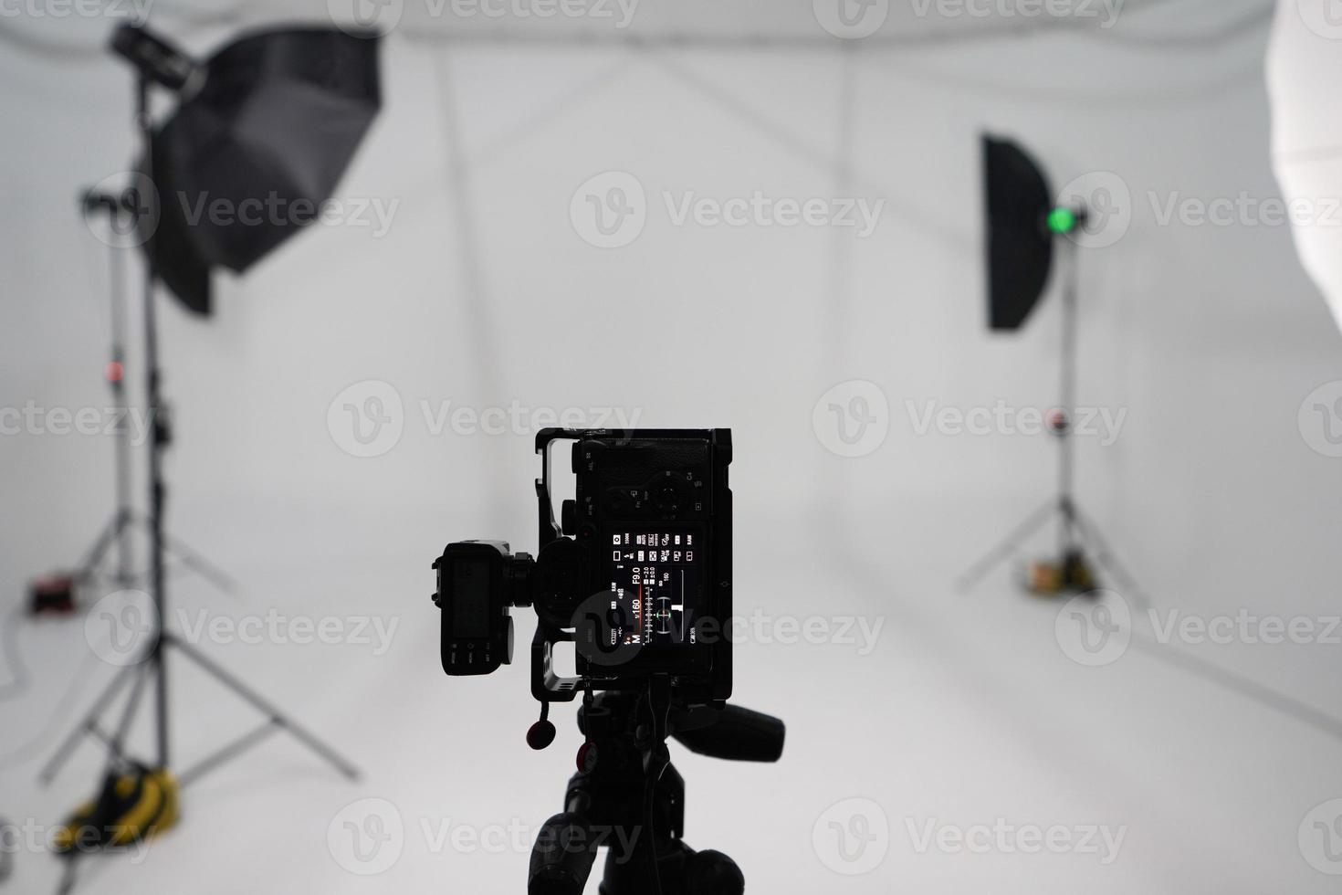 Ein leeres Fotostudio mit weißem Rundbild. Monoblöcke mit Blitzen mit Softboxen in verschiedenen Formen. fotostudioraum mit weißem cyclorama foto