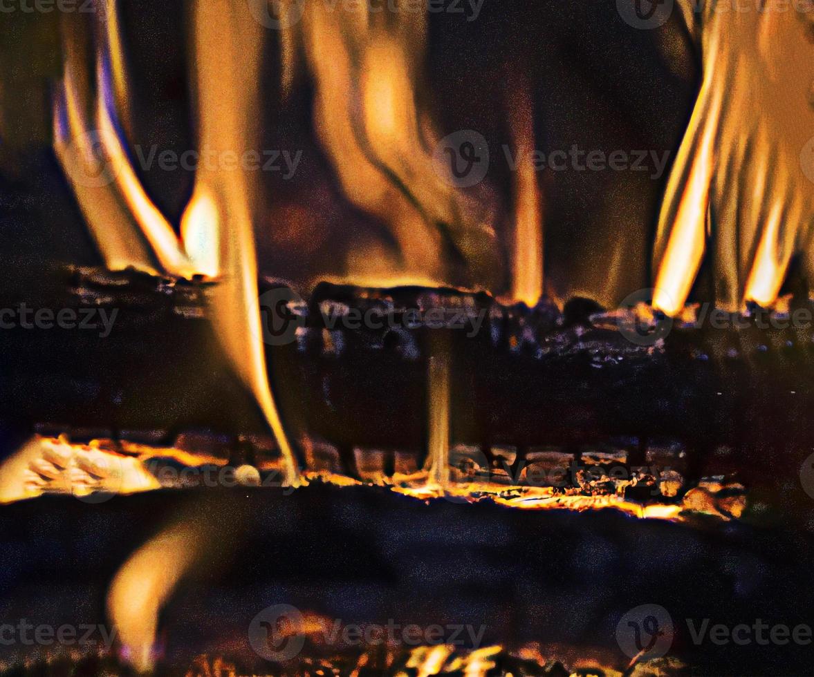 feuer in holz brennholz, brennen, feuer, glut, im ofen, das konzept der holzheizung, verbrannte bäume nach verheerender verschmutzung und viel rauchfeuer flammen foto