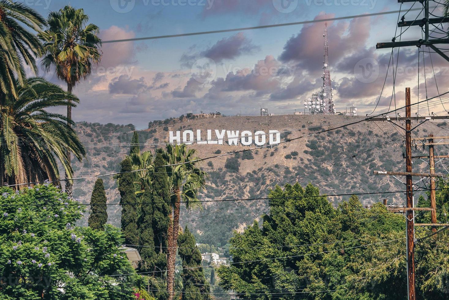 Hollywood-Schild am Mount Lee an einem sonnigen Tag durch Strommast und Bäume gesehen foto