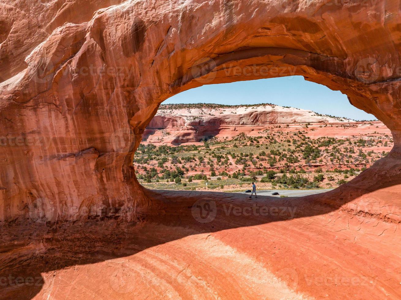 junger mann, der im arches-nationalpark in arizona, usa steht. foto