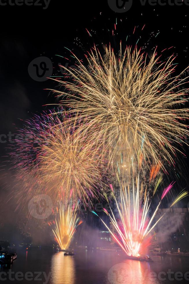 Feuerwerk auf dem Fluss in der Nacht foto