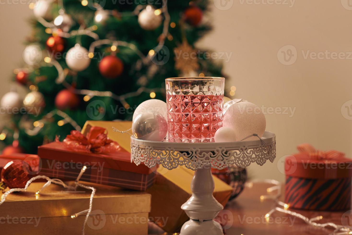 geschmückter weihnachtsbaum mit bunten kugeln und geschenkboxen zu hause foto