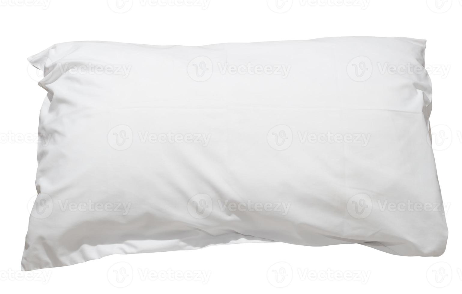Weißes Kissen mit Hülle nach der Verwendung durch den Gast im Hotel- oder Resortzimmer isoliert auf weißem Hintergrund mit Beschneidungspfad, Konzept eines komfortablen und glücklichen Schlafs im täglichen Leben foto