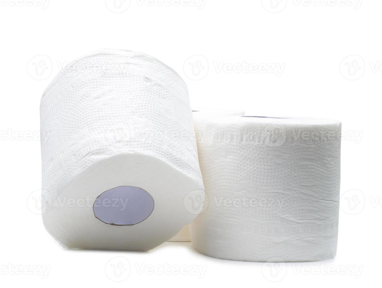 Drei Rollen weißes Seidenpapier oder Serviette, die für den Einsatz in Toilette oder Toilette vorbereitet sind, isoliert auf weißem Hintergrund mit Beschneidungspfad foto