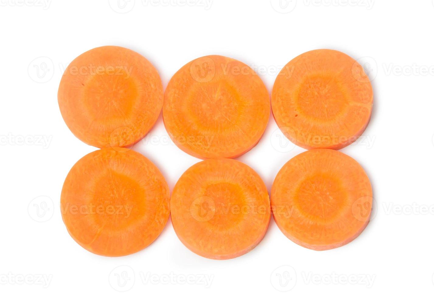 frische orange Karotten in Scheiben geschnitten im Stapel isoliert auf weißem Hintergrund mit Beschneidungspfad foto