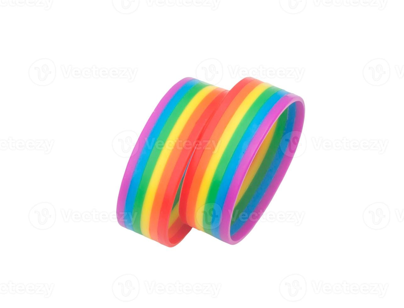 zwei bunte Regenbogen-Armbänder, LGBTQ-Personen-Symbol isoliert auf weißem Hintergrund mit Beschneidungspfad. Konzept des Tragens von LGBTQ-Armbändern zur Unterstützung und Teilnahme an Feierlichkeiten der LGBTQ-Gemeinschaft foto