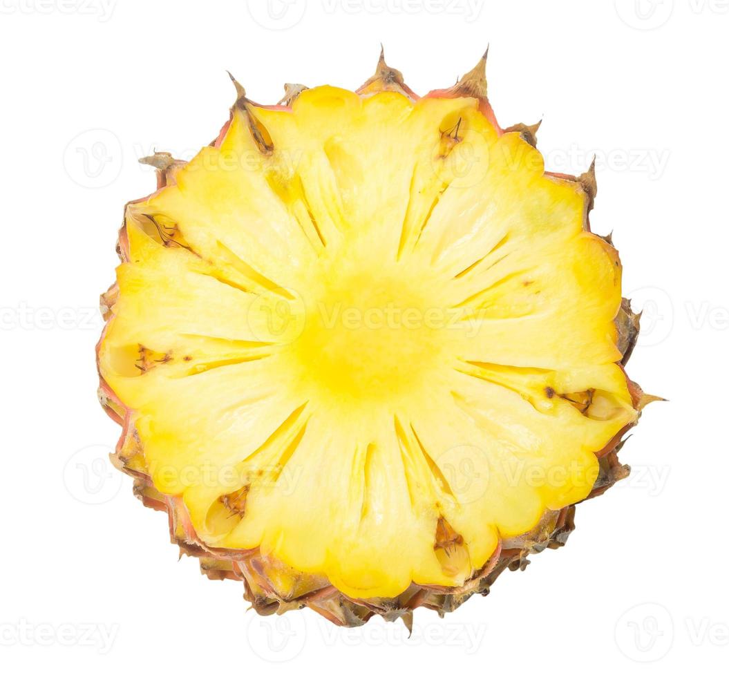 Nahaufnahme, Draufsicht auf die Hälfte der Ananas isoliert auf weißem Hintergrund mit Beschneidungspfad foto