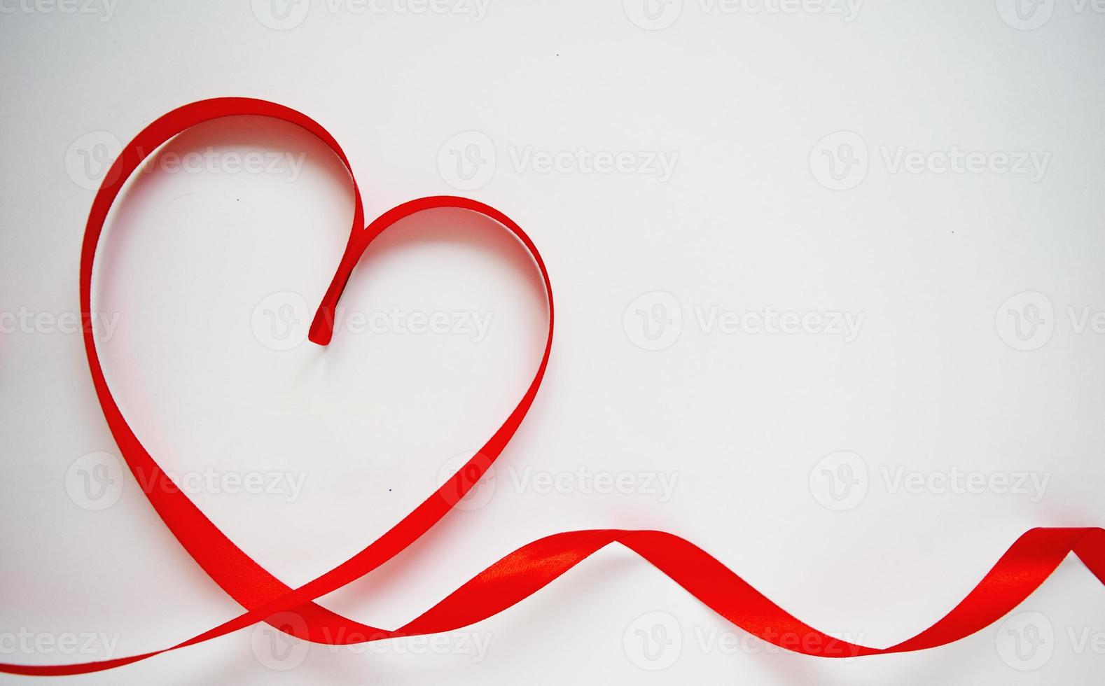 rote Herzbandschleife lokalisiert auf weißem Hintergrund. Valentinstag-Konzept foto