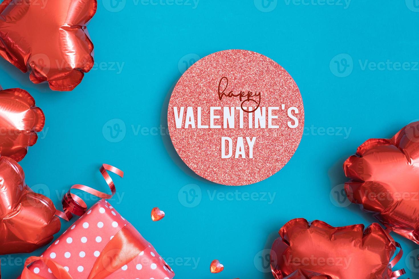 Happy Valentinstag Grußkarte. Podium oder Sockel und Geschenkbox mit roten Ballons in Herzform auf türkisfarbenem Hintergrund foto