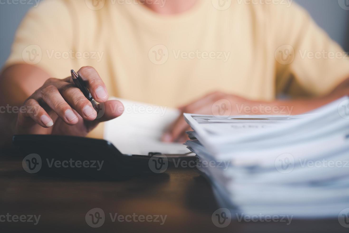 Geschäftsbuchhaltungsdokumente, Wirtschaftsprüfer, Verwaltung und Prüfung von Bürodokumenten, Berichte zur Steuerzeitanalyse, Büroangestellter, der mit Dokumenten am Schreibtisch zu Hause arbeitet, Arbeit zu Hause foto