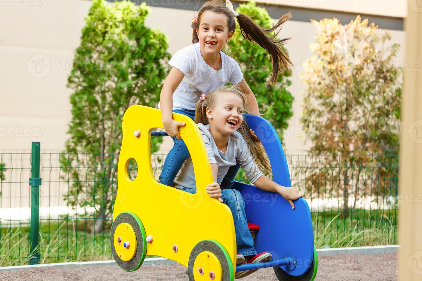 Zwei kleine Mädchen auf dem Spielplatz foto