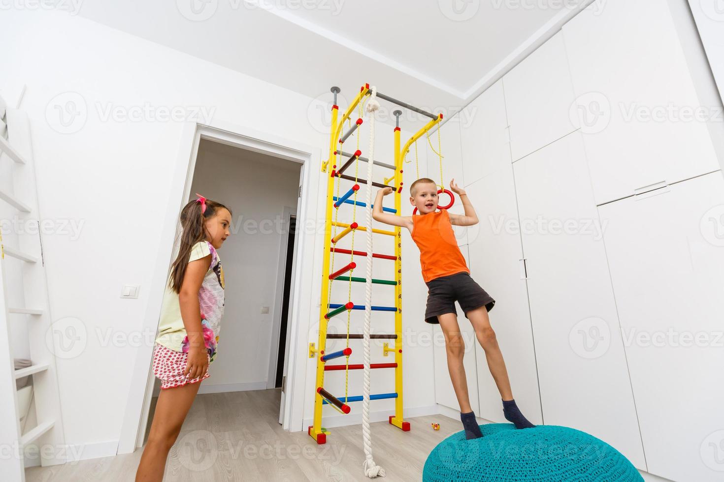 Kinder spielen im Kinderzimmer drinnen foto