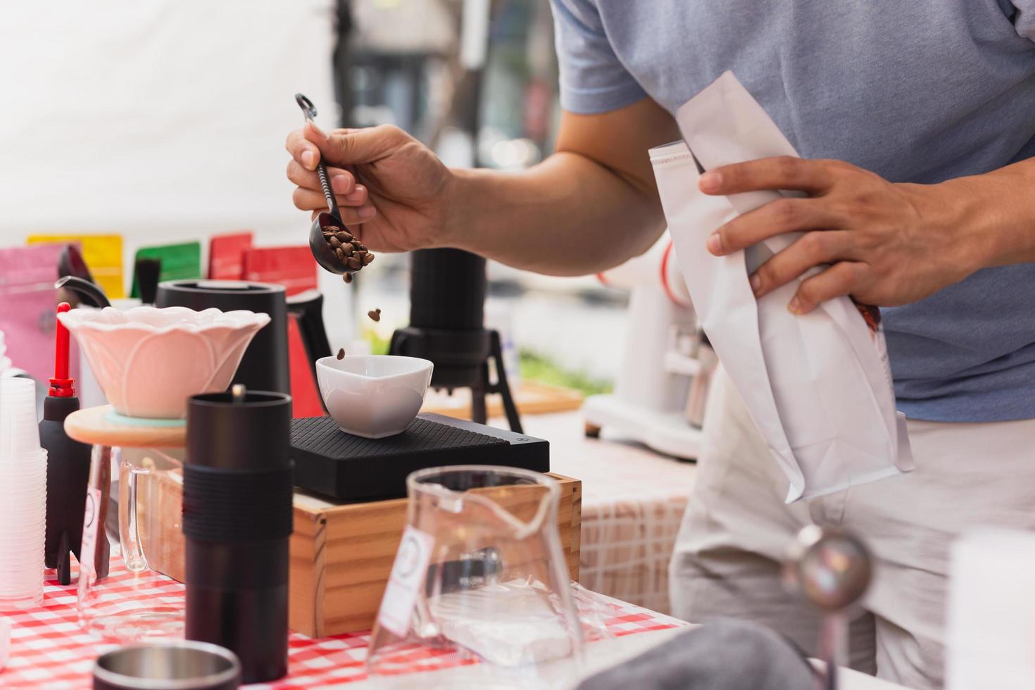 Barista wiegt Kaffeekörner auf digitaler Waage. foto