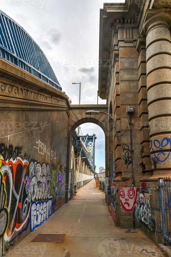 Fußgängerweg entlang der Manhattan Bridge in New York City. foto