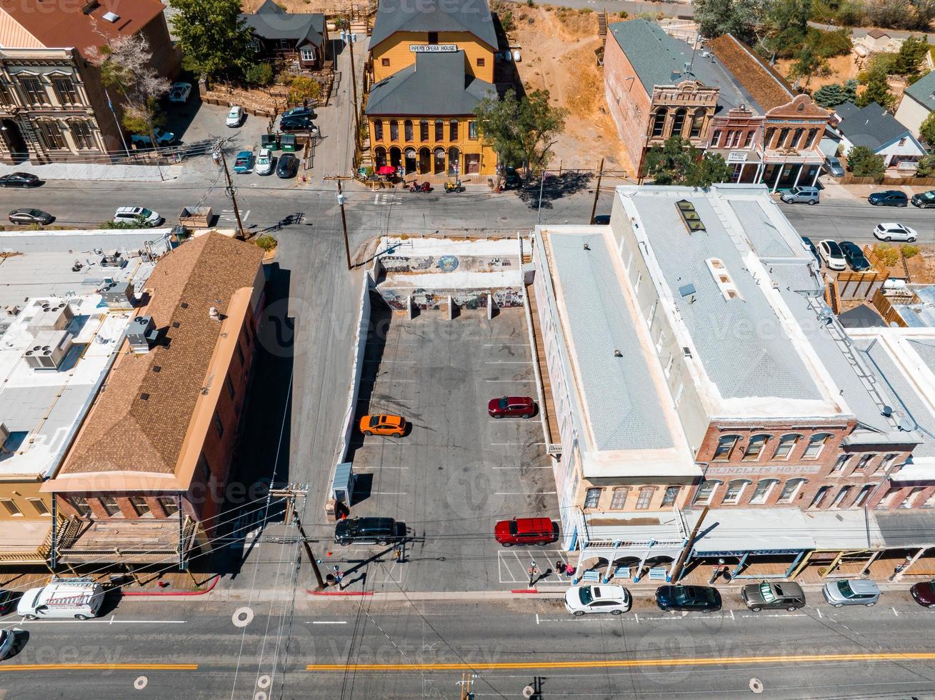 Malerische Luftaufnahme des viktorianischen Gebäudes an der historischen Hauptstraße c in der Innenstadt von Virginia City. foto