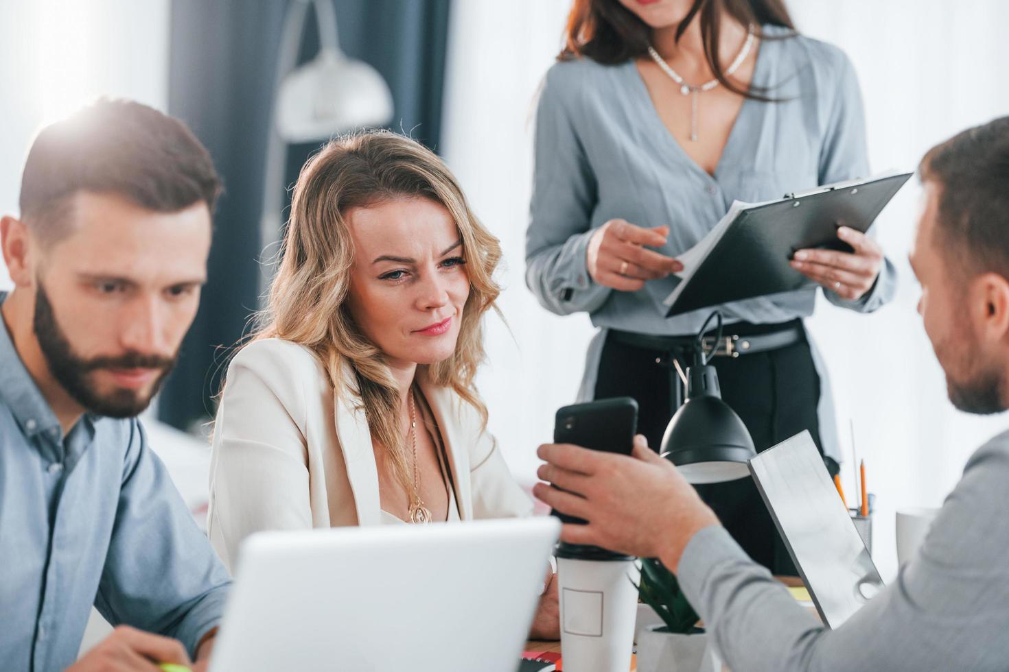 über Projekt sprechen. gruppe von geschäftsleuten, die im büro arbeiten foto